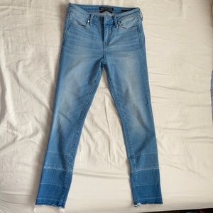 Light wash mid rise ankle Jean